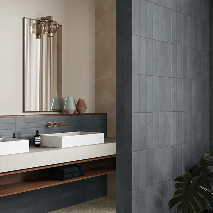 Dettaglio Bagno di lusso moderno da rivestimento in gres porcellanato serie Miniature Cera di Marca Corona, effetto mattoncino vellutato, formato 6x24, Colore Blu Notte