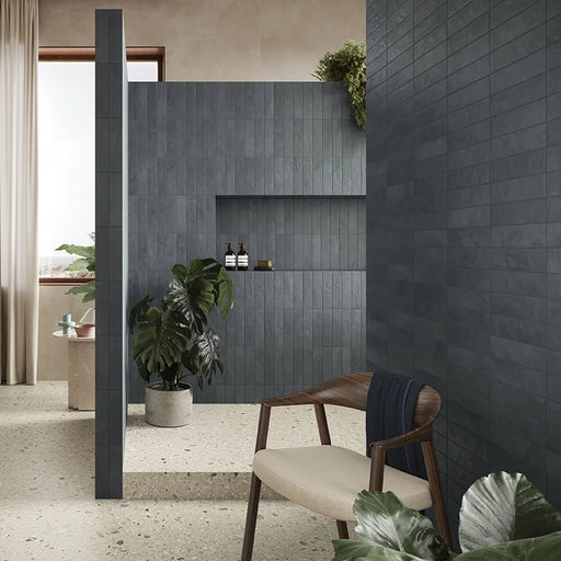 Bagno di lusso moderno da rivestimento in gres porcellanato serie Miniature Cera di Marca Corona, effetto mattoncino vellutato, formato 6x24, Colore Blu Notte