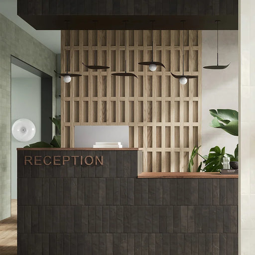 Reception con rivestimento in gres porcellanato serie Miniature Cera di Marca Corona, effetto mattoncino vellutato, formato 6x24, Colore Nero Inchiostro