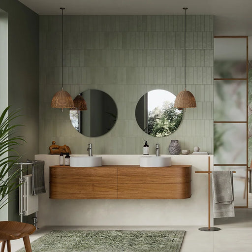 Bagno verde con rivestimento in gres porcellanato serie Miniature Cera di Marca Corona, effetto mattoncino vellutato, formato 6x24, Colore Verde Candito