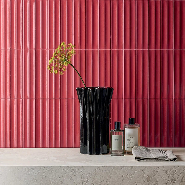 Bagno moderno con rivestimento in gres porcellanato serie Miniature Rima di Marca Corona, effetto mattoncino 3D, formato 6x24 cm, Colore Amanita