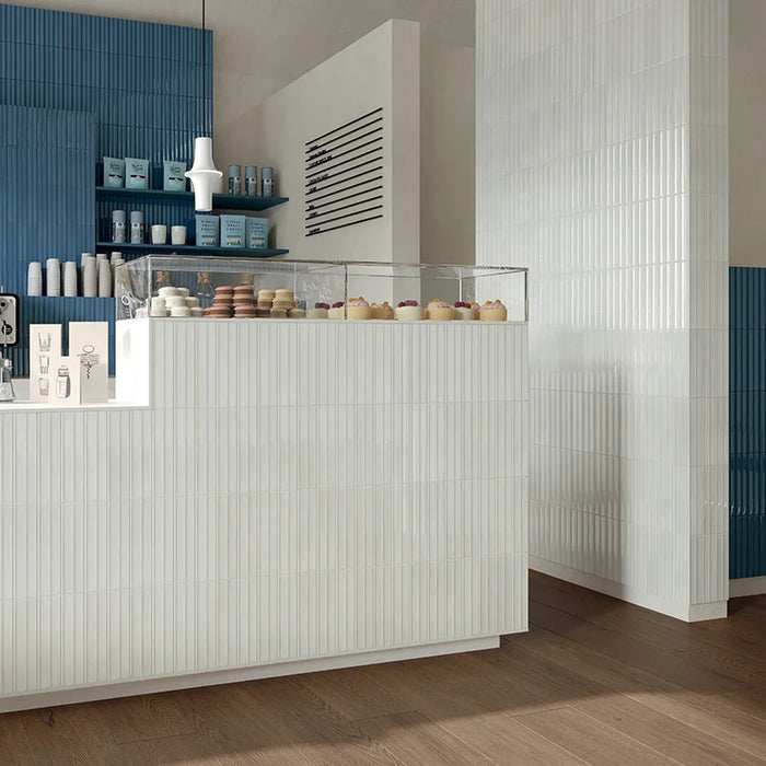 Bar moderno con rivestimento in gres porcellanato serie Miniature Rima di Marca Corona, effetto mattoncino 3D, formato 6x24 cm, Colore Brina