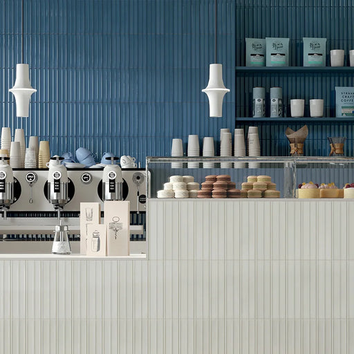 Bar moderno con rivestimento in gres porcellanato serie Miniature Rima di Marca Corona, effetto mattoncino 3D, formato 6x24 cm, Colore Indigo