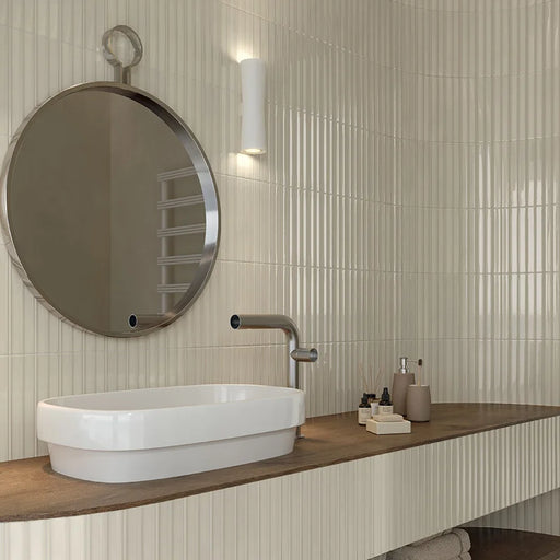 Bagno moderno con rivestimento in gres porcellanato serie Miniature Rima di Marca Corona, effetto mattoncino 3D, formato 6x24 cm, Colore Burro