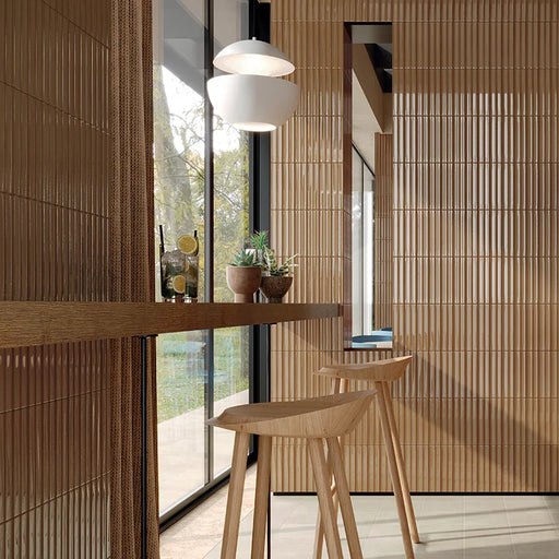 Bar moderno con rivestimento in gres porcellanato serie Miniature Rima di Marca Corona, effetto mattoncino 3D, formato 6x24 cm, Colore Caramello