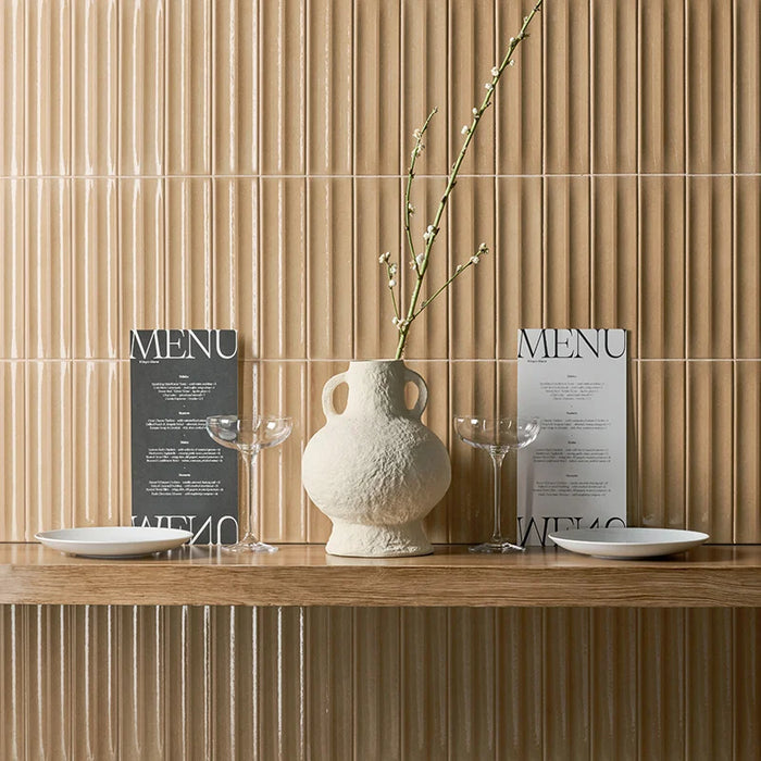 Dettaglio rivestimento in gres porcellanato serie Miniature Rima di Marca Corona, effetto mattoncino 3D, formato 6x24 cm, Colore Caramello