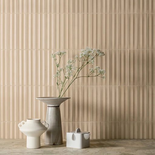 Dettaglio rivestimento in gres porcellanato serie Miniature Rima di Marca Corona, effetto mattoncino 3D, formato 6x24 cm, Colore Mandorla