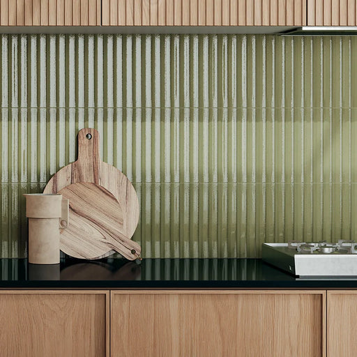 Dettaglio cucina con rivestimento in gres porcellanato serie Miniature Rima di Marca Corona, effetto mattoncino 3D, formato 6x24 cm, Colore Posidonia