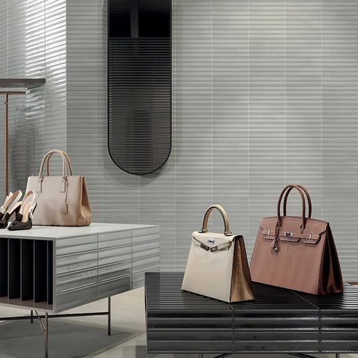 Boutique con rivestimento in gres porcellanato serie Miniature Rima di Marca Corona, effetto mattoncino 3D, formato 6x24 cm, Colore Piuma