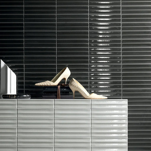 Dettaglio rivestimento in gres porcellanato serie Miniature Rima di Marca Corona, effetto mattoncino 3D, formato 6x24 cm, Colore Tartufo