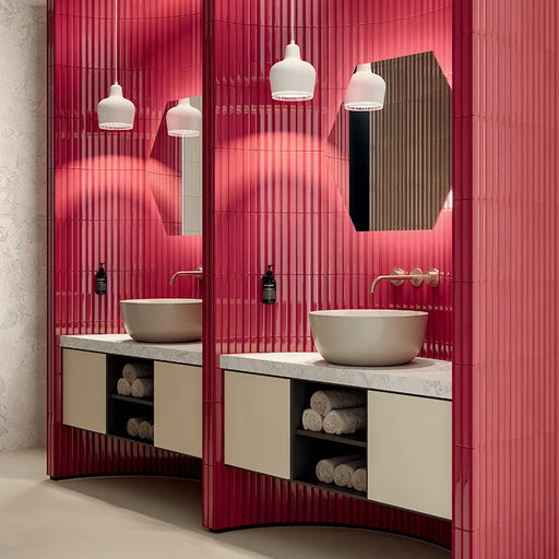 Bagno moderno con rivestimento in gres porcellanato serie Miniature Rima di Marca Corona, effetto mattoncino 3D, formato 6x24 cm, Colore Amanita