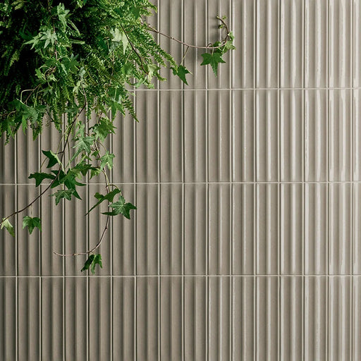 Dettaglio rivestimento in gres porcellanato serie Miniature Rima di Marca Corona, effetto mattoncino 3D, formato 6x24 cm, Colore Tortora