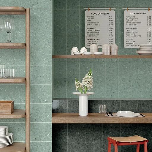 Dettaglio rivestimento in gres porcellanato serie Terrasale di Marca Corona, effetto graniglia, opaco, formato 20x20 cm, Colore Bamboo