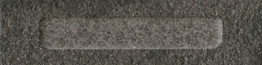 Dettaglio Piastrella da rivestimento in gres porcellanato serie Miniature Fornace di Marca Corona, effetto mattoncino rigato materico e strutturato, formato 6x24, Colore Formella Nero Fumo