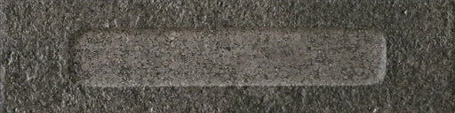 Dettaglio Piastrella da rivestimento in gres porcellanato serie Miniature Fornace di Marca Corona, effetto mattoncino rigato materico e strutturato, formato 6x24, Colore Formella Nero Fumo