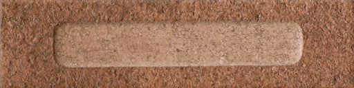 Dettaglio Piastrella da rivestimento in gres porcellanato serie Miniature Fornace di Marca Corona, effetto mattoncino rigato materico e strutturato, formato 6x24, Colore Formella Rosso Mattone