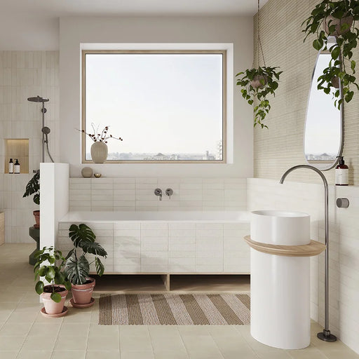 Bagno moderno ed elegante con rivestimento in gres porcellanato serie Miniature Fornace di Marca Corona, effetto mattoncino materico e strutturato, formato 6x24, Colore Bianco Minerale