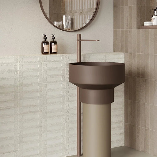 Dettaglio bagno moderno minimal con rivestimento in gres porcellanato serie Miniature Fornace di Marca Corona, effetto mattoncino rigato materico e strutturato, formato 6x24, Colore Formella Bianco Minerale