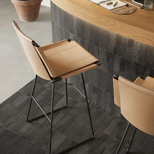 Dettaglio ufficio moderno con pavimento e rivestimento scrivania in gres porcellanato serie Miniature Fornace di Marca Corona, effetto mattoncino materico e strutturato, formato 6x24, Colore Nero Fumo