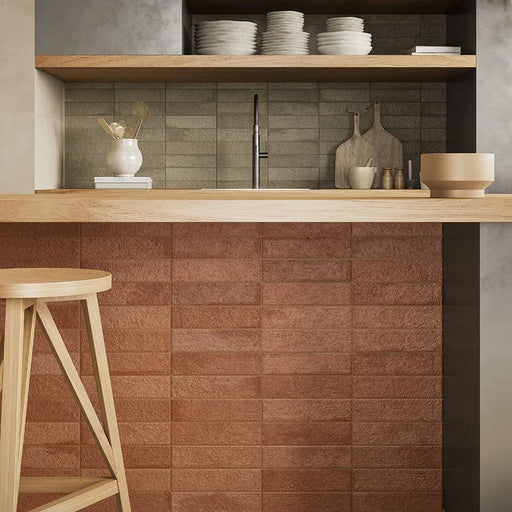 Dettaglio cucina con rivestimento in gres porcellanato serie Miniature Fornace di Marca Corona, effetto mattoncino materico e strutturato, formato 6x24, Colore Rosso Mattone