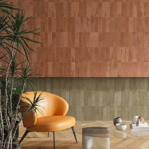 Dettaglio salotto moderno con rivestimento in gres porcellanato serie Miniature Fornace di Marca Corona, effetto mattoncino materico e strutturato, formato 6x24, Colore Verde Muschio