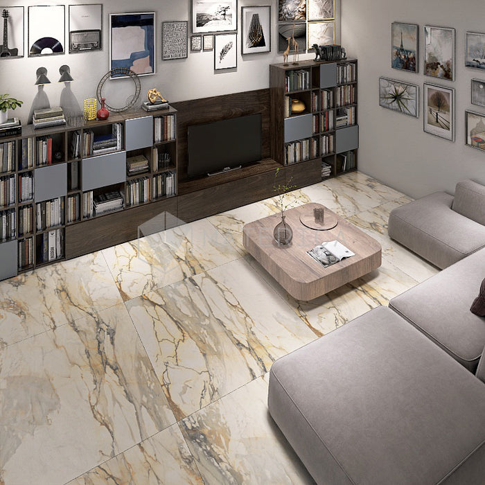 Sala con pavimento dal design sofisticato ed elegante in gres porcellanato effetto marmo opaco, ideale per ambienti moderni e raffinati. Collezione La Marmoteca di Gardenia Orchidea, formato 120x120 cm, colore Antique Brown