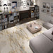 Sala con pavimento dal design sofisticato ed elegante in gres porcellanato effetto marmo opaco, ideale per ambienti moderni e raffinati. Collezione La Marmoteca di Gardenia Orchidea, formato 120x120 cm, colore Antique Brown