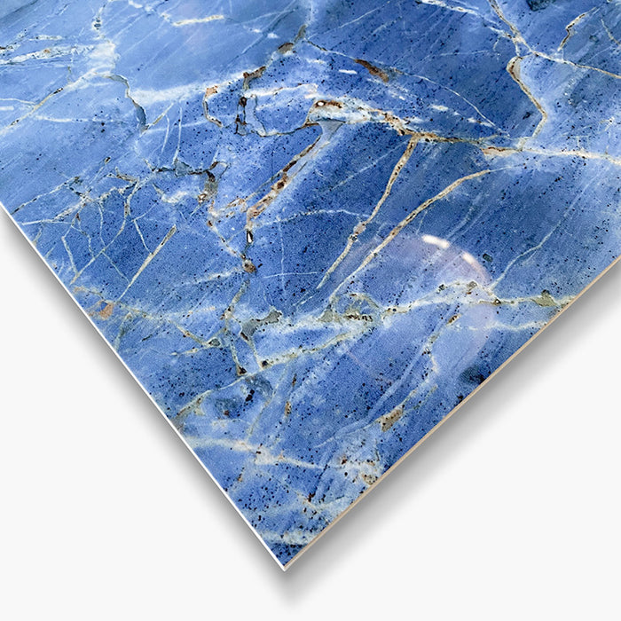 Dettaglio fotografico Piastrella per pavimento e rivestimento in gres porcellanato effetto marmo lucido, serie La Marmoteca di Gardenia orchidea, colore denim blue 60x120 lux 1