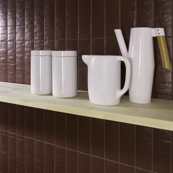 Dettaglio muro con rivestimento in gres porcellanato effetto matoncino 7,4x30 cm, della collezione Matter, colore Eggplant Stick, di Ceramica Settecento