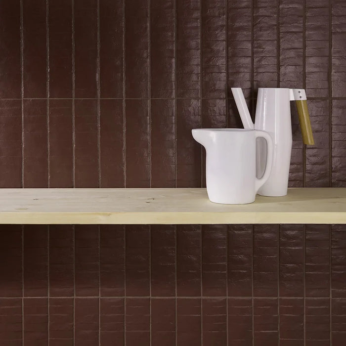 Dettaglio muro con rivestimento in gres porcellanato effetto matoncino 7,4x30 cm, della collezione Matter, colore Eggplant Stick, di Ceramica Settecento