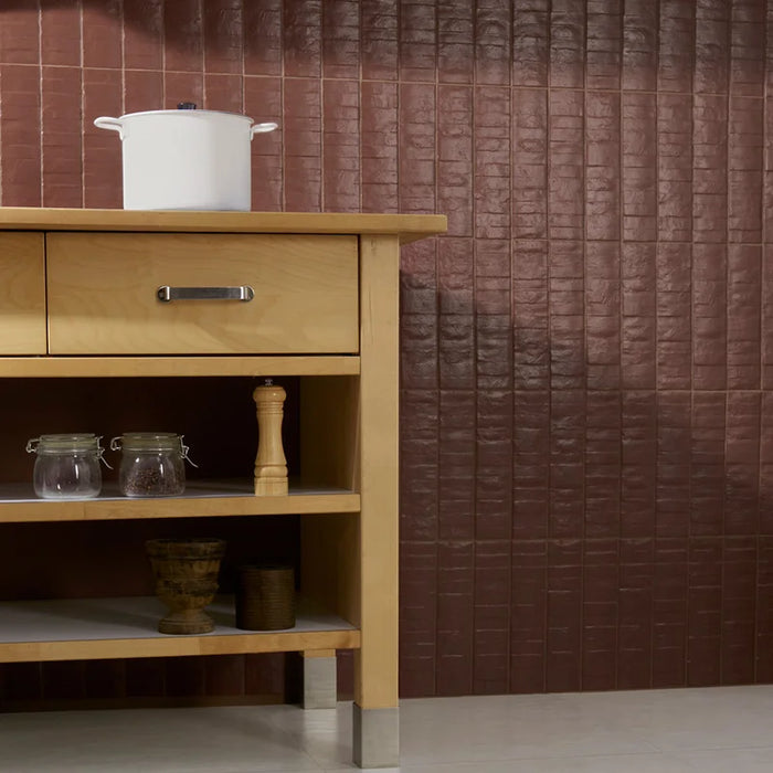 Dettaglio muro con rivestimento in gres porcellanato effetto matoncino 7,4x30 cm, della collezione Matter, colore Eggplant Stick, di Ceramica Settecento
