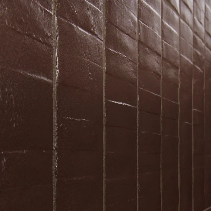 Dettaglio muro con rivestimento in gres porcellanato effetto matoncino 7,4x30 cm, della collezione Matter, colore Eggplant Stick, di Ceramica Settecento