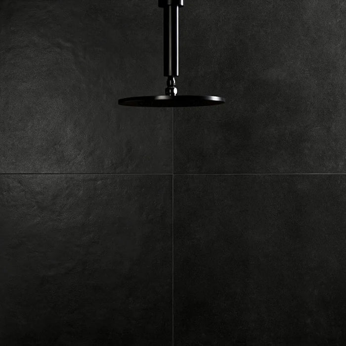 Dettaglio piastrella da pavimento in gres porcellanato effettoresina 60x60 cm, della collezione Matter, colore Leather, di Ceramica Settecento