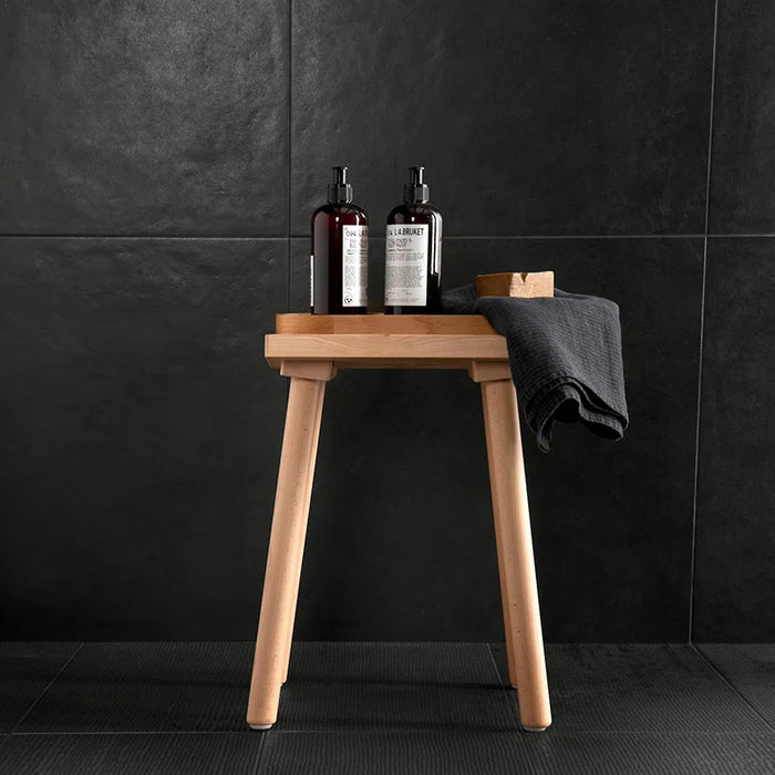 Dettaglio piastrella da pavimento in gres porcellanato effettoresina 60x60 cm, della collezione Matter, colore Leather, di Ceramica Settecento