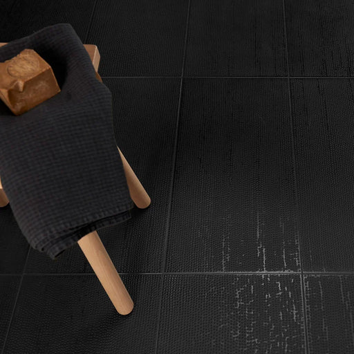 Dettaglio piastrella da rivestimento in gres porcellanato effetto materico 30x60 cm, della collezione Matter, colore Raw Leather, di Ceramica Settecento