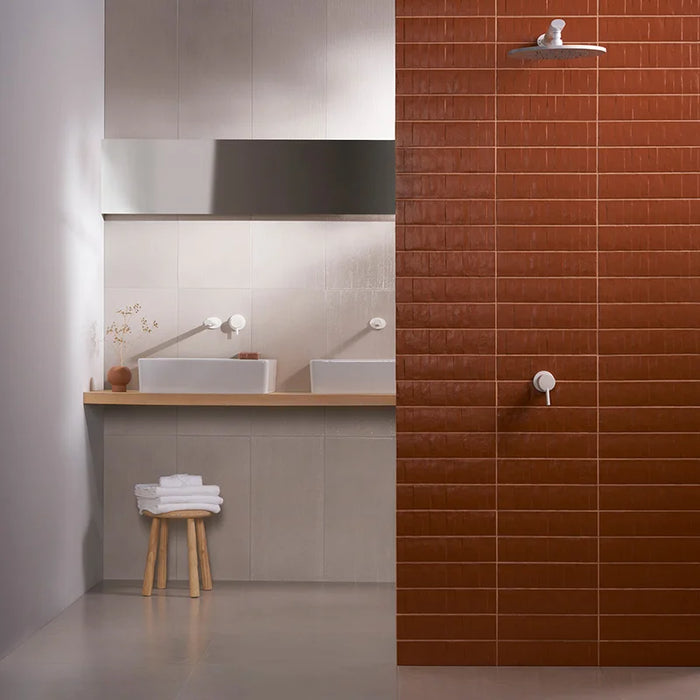 Dettaglio muro con rivestimento in gres porcellanato effetto matoncino 7,4x30 cm, della collezione Matter, colore Orange Stick, di Ceramica Settecento