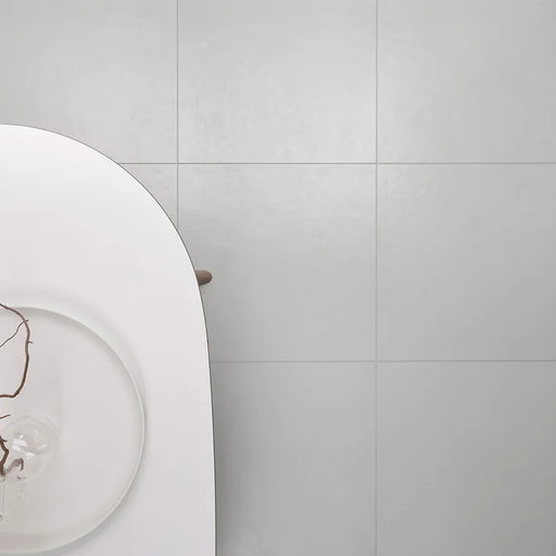 Dettaglio pavimento in gres porcellanato effettoresina 60x60 cm, della collezione Matter, colore Plaster, di Ceramica Settecento