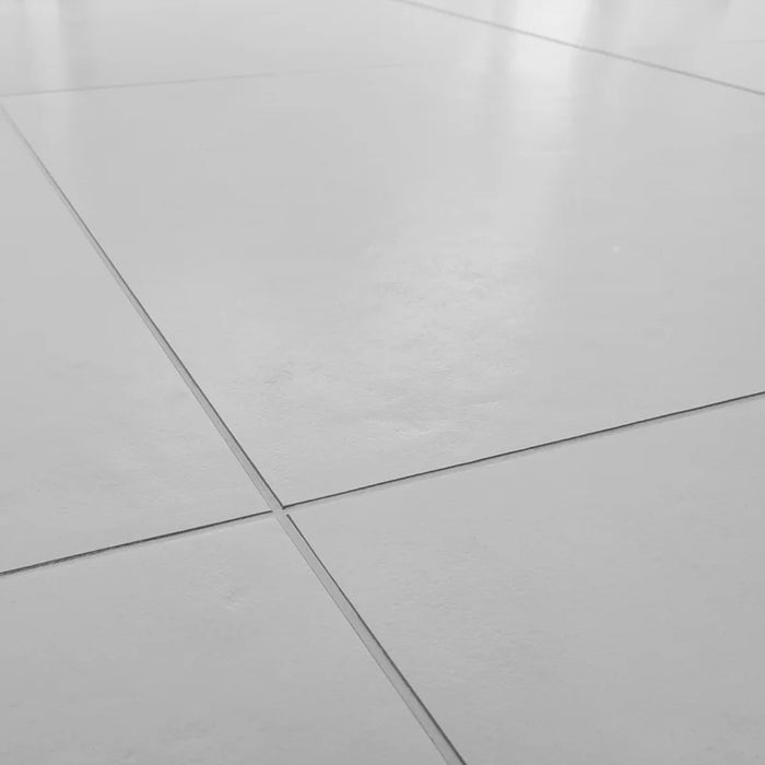 Dettaglio pavimento in gres porcellanato effettoresina 60x60 cm, della collezione Matter, colore Plaster, di Ceramica Settecento