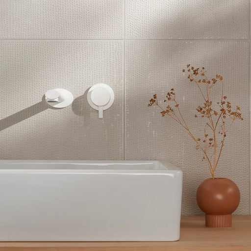 Dettaglio muro con rivestimento in gres porcellanato effetto materico 30x60 cm, della collezione Matter, colore Raw Rope, di Ceramica Settecento