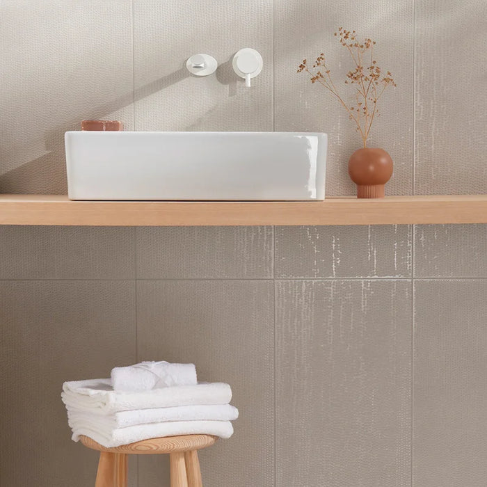 Dettaglio muro con rivestimento in gres porcellanato effetto materico 30x60 cm, della collezione Matter, colore Raw Rope, di Ceramica Settecento