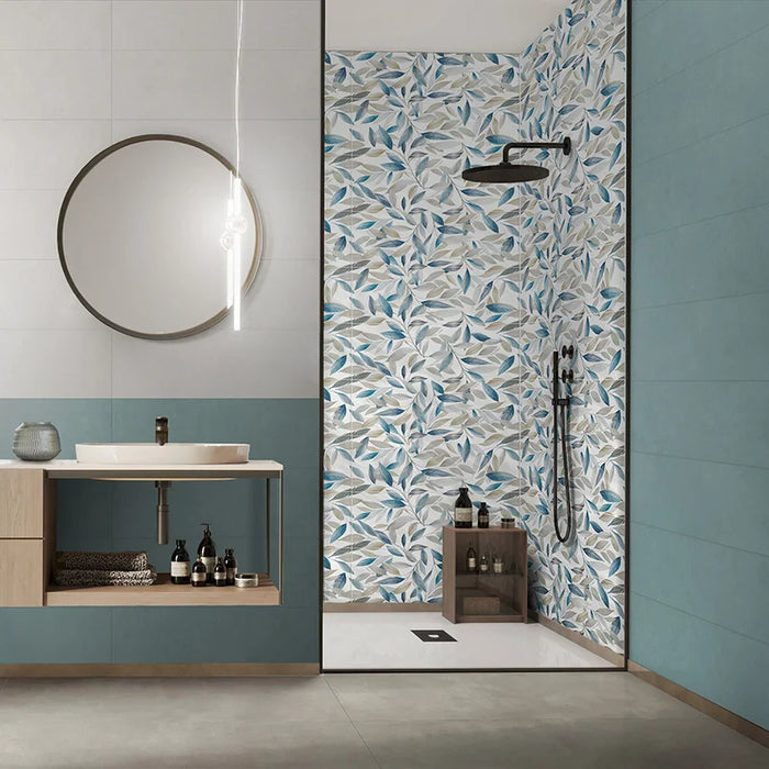 Bagno moderno con rivestimento in bicottura pasta bianca effetto tinta unita della collezione Medley di Savoia Italia, formato 25x75 colore Blue