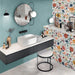 Bagno moderno elegante con rivestimento in bicottura pasta bianca effetto decoro floreale della collezione Medley di Savoia Italia, formato 25x75 colore Pop