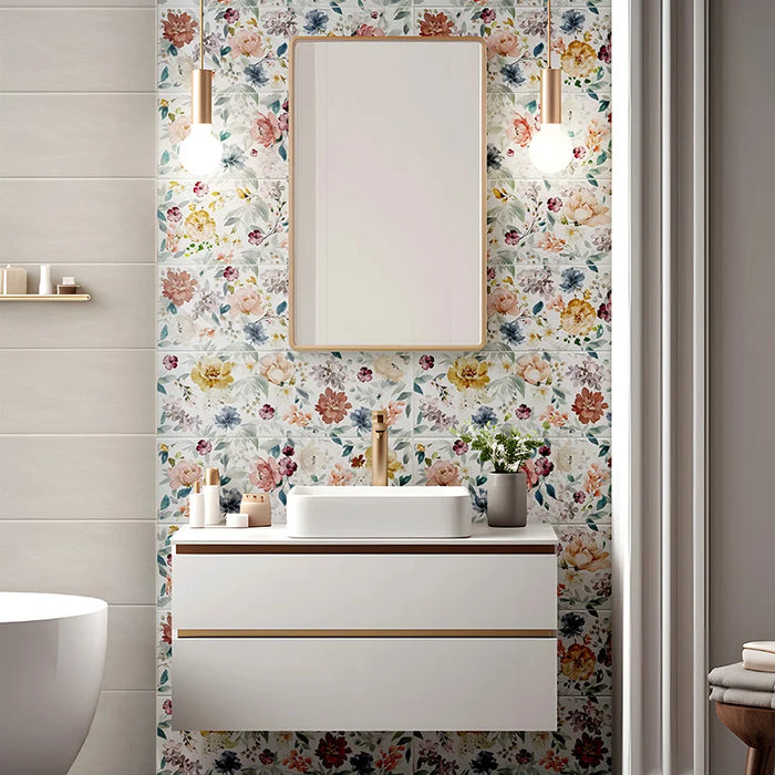 Bagno moderno elegante con rivestimento in bicottura pasta bianca effetto decoro floreale della collezione Medley di Savoia Italia, formato 25x75 colore Pop