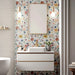 Bagno moderno elegante con rivestimento in bicottura pasta bianca effetto decoro floreale della collezione Medley di Savoia Italia, formato 25x75 colore Pop