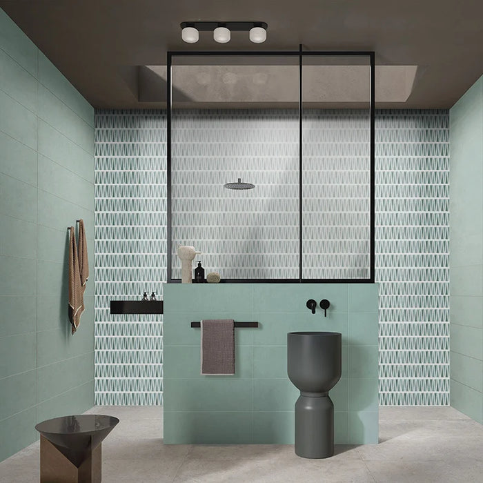 Bagno moderno con rivestimento in bicottura pasta bianca effetto decoro geometrico della collezione Medley di Savoia Italia, formato 25x75 colore Rock Cold