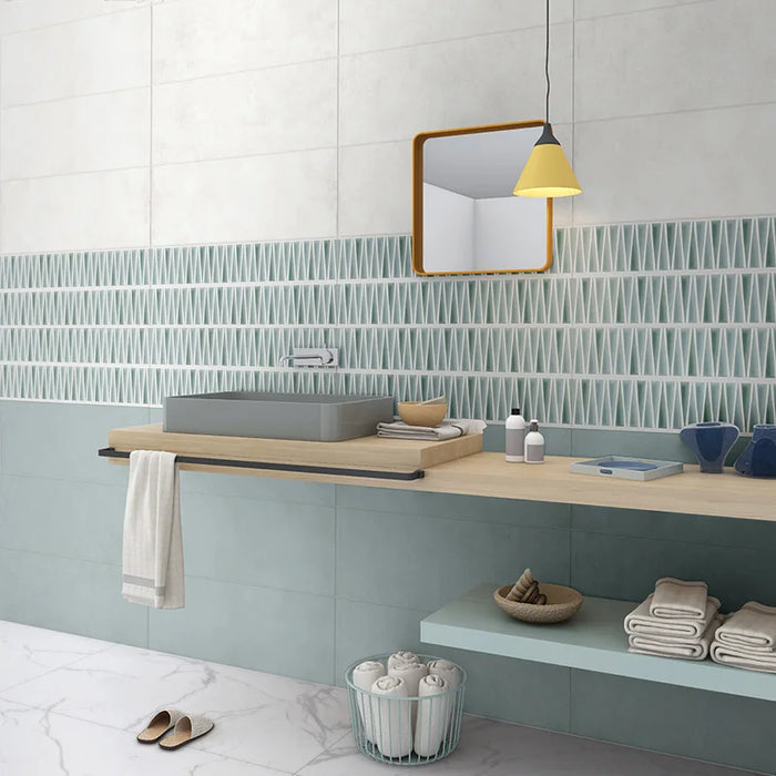 Bagno moderno con rivestimento in bicottura pasta bianca effetto decoro geometrico della collezione Medley di Savoia Italia, formato 25x75 colore Rock Cold