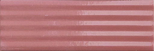 Dettaglio piastrella in gres porcellanato effetto mattoncino rigato lucido della collezione Mini di self style by keradom, colore Coral Stripes Glossy, formato piccolo rettangolare 5x15