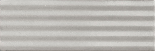 Dettaglio piastrella in gres porcellanato effetto mattoncino rigato lucido della collezione Mini di self style by keradom, colore Grey Stripes Glossy, formato piccolo rettangolare 5x15