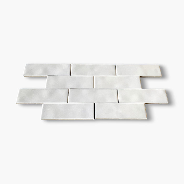 Foto posato mattoncino in gres porcellanato effetto mattoncino opaco della collezione Mini di self style by keradom, colore Off White matt, formato piccolo rettangolare 5x15