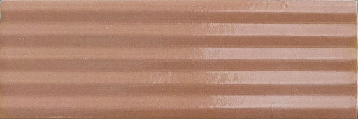 Dettaglio piastrella in gres porcellanato effetto mattoncino rigato lucido della collezione Mini di self style by keradom, colore Terracotta Stripes Glossy, formato piccolo rettangolare 5x15